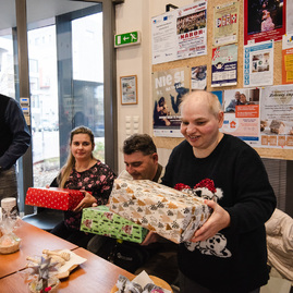 Zväčšiť fotografiu - Župní zamestnanci rozdávajú radosť klientom zariadení sociálnych služieb - TSK_trhy_utorok_mini (23 of 34)