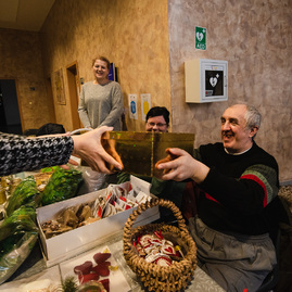 Zväčšiť fotografiu - Župní zamestnanci rozdávajú radosť klientom zariadení sociálnych služieb - TSK_trhy_utorok_mini (28 of 34)