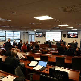 Zväčšiť fotografiu - Kraj chce získať financie na budovanie ďalšej športovej infraštruktúry, zapojí sa aj do cezhraničného projektu so zlínskym krajom - TSK_Zastupiteľstvo_10.3.2025