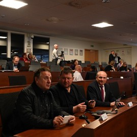 Zväčšiť fotografiu - Kraj chce získať financie na budovanie ďalšej športovej infraštruktúry, zapojí sa aj do cezhraničného projektu so zlínskym krajom - TSK_Zastupiteľstvo_10.3.2025_2