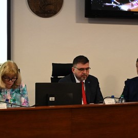 Zväčšiť fotografiu - Kraj chce získať financie na budovanie ďalšej športovej infraštruktúry, zapojí sa aj do cezhraničného projektu so zlínskym krajom - TSK_Zastupiteľstvo_10.3.2025_5