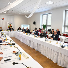 Zväčšiť fotografiu - Krajské zastupiteľstvo odsúdilo atentát na predsedu vlády sr - 20240515_HANDLOVA_vlada_004w