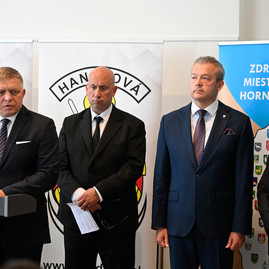 Zväčšiť fotografiu - Krajské zastupiteľstvo odsúdilo atentát na predsedu vlády sr - 20240515_HANDLOVA_vlada_006w