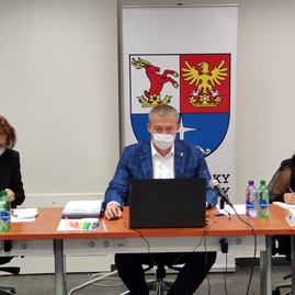 Zväčšiť fotografiu - Krajské zastupiteľstvo po prvýkrát v histórii rokovalo formou videokonferencie - IMG_20200427_130829