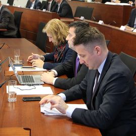 Zväčšiť fotografiu - Krajský parlament rokoval v tomto roku po prvýkrát, programu dominovalo riešenie prebytočného majetku župy - IMG_5075
