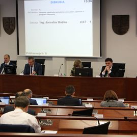 Zväčšiť fotografiu - Krajský parlament rokoval v tomto roku po prvýkrát, programu dominovalo riešenie prebytočného majetku župy - IMG_5080