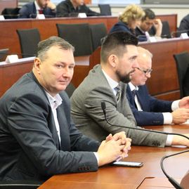 Zväčšiť fotografiu - Krajský parlament rokoval v tomto roku po prvýkrát, programu dominovalo riešenie prebytočného majetku župy - IMG_5094