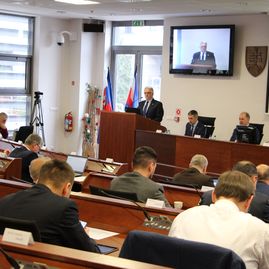 Zväčšiť fotografiu - Krajský parlament rokoval v tomto roku po prvýkrát, programu dominovalo riešenie prebytočného majetku župy - IMG_5106