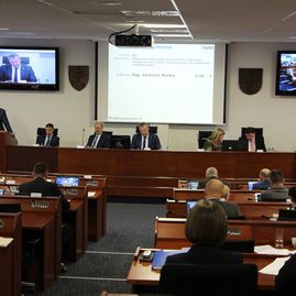 Zväčšiť fotografiu - Krajský parlament rokoval v tomto roku po prvýkrát, programu dominovalo riešenie prebytočného majetku župy - IMG_5134