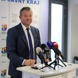 Zväčšiť fotografiu - Krajský parlament rokoval v tomto roku po prvýkrát, programu dominovalo riešenie prebytočného majetku župy - IMG_5139