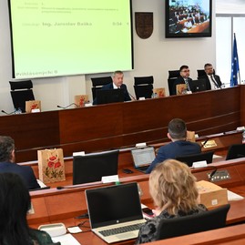 Zväčšiť fotografiu - Krajský parlament sa venoval téme župných nemocníc, ale aj projektom, ktoré chce kraj realizovať za pomoci eurofondov - 