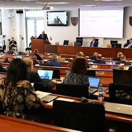 Zväčšiť fotografiu - Krajský parlament sa venoval téme župných nemocníc, ale aj projektom, ktoré chce kraj realizovať za pomoci eurofondov - 