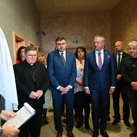 Zväčšiť fotografiu - Krajský parlament schvaľoval rozpočet, vo vestibule župného úradu pribudla nová busta - DSC_3691