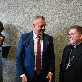 Zväčšiť fotografiu - Krajský parlament schvaľoval rozpočet, vo vestibule župného úradu pribudla nová busta - DSC_3703