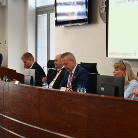 Zväčšiť fotografiu - Krajský parlament schvaľoval rozpočet, vo vestibule župného úradu pribudla nová busta - DSC_3708
