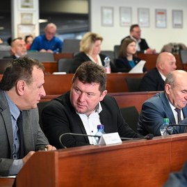 Zväčšiť fotografiu - Krajský parlament schvaľoval rozpočet, vo vestibule župného úradu pribudla nová busta - DSC_3720