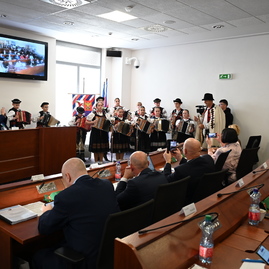 Zväčšiť fotografiu - Krajský parlament schvaľoval rozpočet, vo vestibule župného úradu pribudla nová busta - DSC_3725