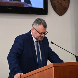 Zväčšiť fotografiu - Krajský parlament schvaľoval rozpočet, vo vestibule župného úradu pribudla nová busta - DSC_3748