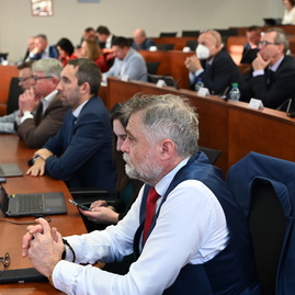 Zväčšiť fotografiu - Krajský parlament schvaľoval rozpočet, vo vestibule župného úradu pribudla nová busta - DSC_3764