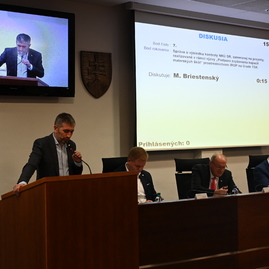 Zväčšiť fotografiu - Krajský parlament schvaľoval rozpočet, vo vestibule župného úradu pribudla nová busta - DSC_3797