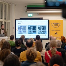 Zväčšiť fotografiu - Na júlovom rokovaní poslanci prebrali školské témy, projekty, ktoré sa uchádzajú o externé zdroje, aj grantový program trenčín 2026
