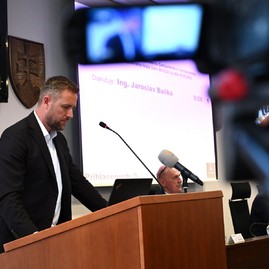 Zväčšiť fotografiu - Na júlovom rokovaní poslanci prebrali školské témy, projekty, ktoré sa uchádzajú o externé zdroje, aj grantový program trenčín 2026