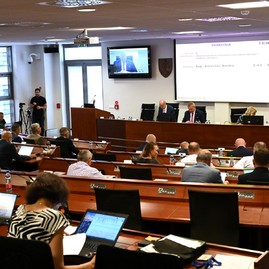 Zväčšiť fotografiu - Na júlovom rokovaní poslanci prebrali školské témy, projekty, ktoré sa uchádzajú o externé zdroje, aj grantový program trenčín 2026