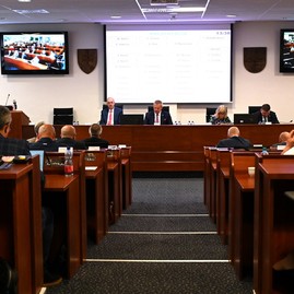Zväčšiť fotografiu - Na júlovom rokovaní poslanci prebrali školské témy, projekty, ktoré sa uchádzajú o externé zdroje, aj grantový program trenčín 2026