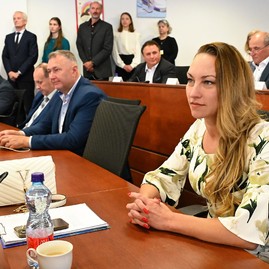 Zväčšiť fotografiu - Na májovom rokovaní poslanci riešili budúcnosť krajských nemocníc aj prvú zmenu rozpočtu