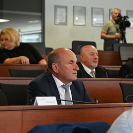 Zväčšiť fotografiu - Poslanci schválili 1. zmenu rozpočtu, najviac financií pôjde do oblasti zdravotníctva - DSC_7995