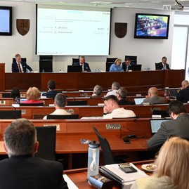 Zväčšiť fotografiu - Poslanci schválili prvú zmenu rozpočtu, najviac financií pôjde do oblasti vzdelávania