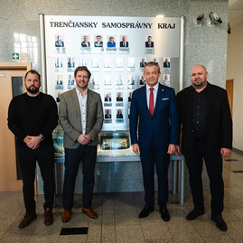 Zväčšiť fotografiu - Pracovnému programu predchádzalo slávnostné odovzdanie kľúča od trenčianskeho hradu - TSK_zastupiteľstvo_január_mini (24 of 49)