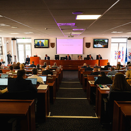 Zväčšiť fotografiu - Pracovnému programu predchádzalo slávnostné odovzdanie kľúča od trenčianskeho hradu - TSK_zastupiteľstvo_január_mini (44 of 49)