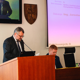 Zväčšiť fotografiu - Pracovnému programu predchádzalo slávnostné odovzdanie kľúča od trenčianskeho hradu - TSK_zastupiteľstvo_január_mini (48 of 49)