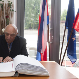 Vii. zasadnutie zastupiteľstva tsk:župa minulý rok hospodárila s prebytkom viac ako 23 mil. €, teraz ich investuje do ciest, nemocníc i škôl - 20180514_Cena_TSK_037