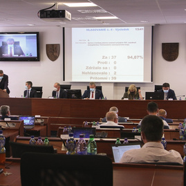 Zväčšiť fotografiu - Župa minulý rok hospodárila s prebytkom viac ako 25 mil. eur, pokračovať bude v rozbehnutých investíciách - TSK_zastupitelstvo (2 of 15)