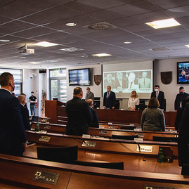 Zväčšiť fotografiu - Župa pomôže vojnou zasiahnutej ukrajine, zaplniť nedostatkové odbory má nový motivačný program - TSK_zastupiteľstvo marec 2022 (11 of 31)