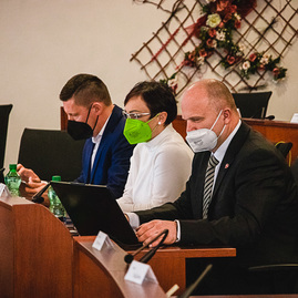 Zväčšiť fotografiu - Župa pomôže vojnou zasiahnutej ukrajine, zaplniť nedostatkové odbory má nový motivačný program - TSK_zastupiteľstvo marec 2022 (18 of 31)
