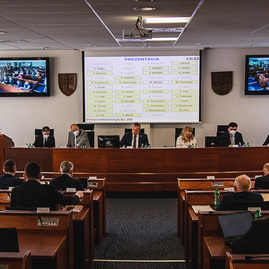 Zväčšiť fotografiu - Župa pomôže vojnou zasiahnutej ukrajine, zaplniť nedostatkové odbory má nový motivačný program - TSK_zastupiteľstvo marec 2022 (19 of 31)