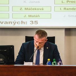 Zväčšiť fotografiu - Župa pomôže vojnou zasiahnutej ukrajine, zaplniť nedostatkové odbory má nový motivačný program - TSK_zastupiteľstvo marec 2022 (21 of 31)