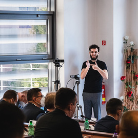 Zväčšiť fotografiu - Župa pomôže vojnou zasiahnutej ukrajine, zaplniť nedostatkové odbory má nový motivačný program - TSK_zastupiteľstvo marec 2022 (24 of 31)