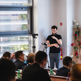 Zväčšiť fotografiu - Župa pomôže vojnou zasiahnutej ukrajine, zaplniť nedostatkové odbory má nový motivačný program - TSK_zastupiteľstvo marec 2022 (25 of 31)