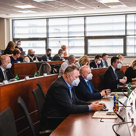 Zväčšiť fotografiu - Župa pomôže vojnou zasiahnutej ukrajine, zaplniť nedostatkové odbory má nový motivačný program - TSK_zastupiteľstvo marec 2022 (6 of 31)