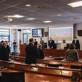 Zväčšiť fotografiu - Župa pomôže vojnou zasiahnutej ukrajine, zaplniť nedostatkové odbory má nový motivačný program - TSK_zastupiteľstvo marec 2022 (9 of 31)
