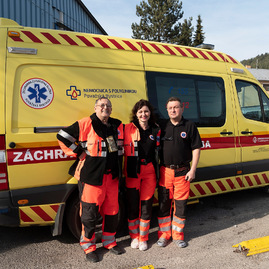 Zväčšiť fotografiu - Župné nemocnice v dôsledku oddlžovania v minulom roku hospodárili so ziskom - sanitky