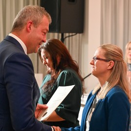 Zväčšiť fotografiu - Ak nie je naša práca pretkaná láskou, tak je zbytočná