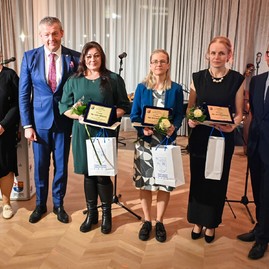 Zväčšiť fotografiu - Ak nie je naša práca pretkaná láskou, tak je zbytočná