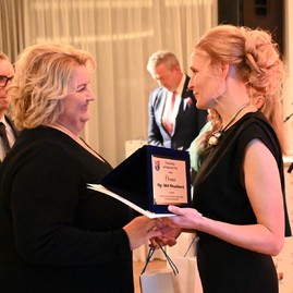 Zväčšiť fotografiu - Ak nie je naša práca pretkaná láskou, tak je zbytočná