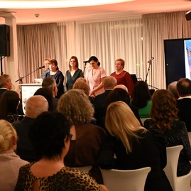 Zväčšiť fotografiu - Ak nie je naša práca pretkaná láskou, tak je zbytočná