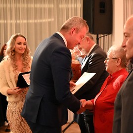 Zväčšiť fotografiu - Ak nie je naša práca pretkaná láskou, tak je zbytočná